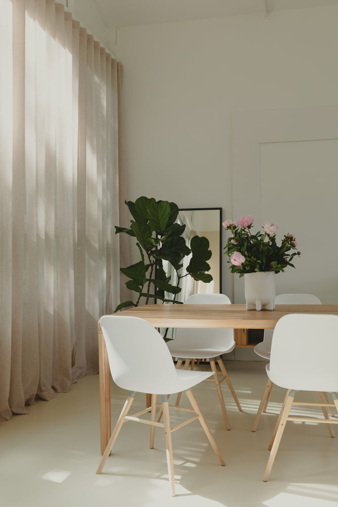 Storm table made in ash wood with white chairs