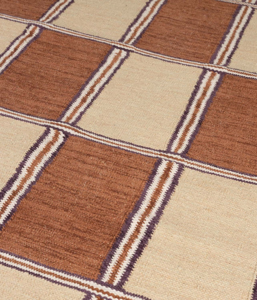 Would you like to add more warmth and character to your interior? Then add some colour with the Dutchbone Gambit. The rugs and decorative cushions from this series will instantly create a striking and retro atmosphere in your home. That's thanks to the woven cotton that forms a pattern of cheerful colours. Beige and orange blocks alternate and are separated by a purple line pattern. This creates an eye-catching look, reminiscent of a chessboard and, combined with the fringes at the ends, creates a nice vint