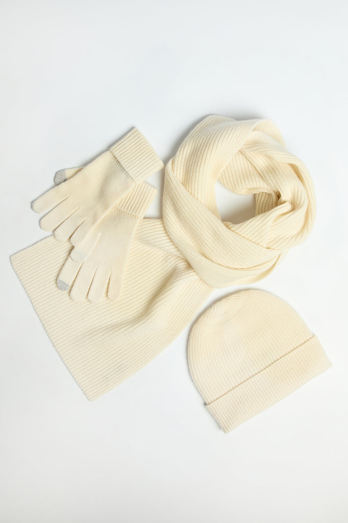 Wrap yourself in luxury with the FOXFORD Cashmere Bundle, including a cream 100% cashmere hat, scarf, and gloves, elegantly boxed for the perfect gift or cosy addition to your wardrobe.