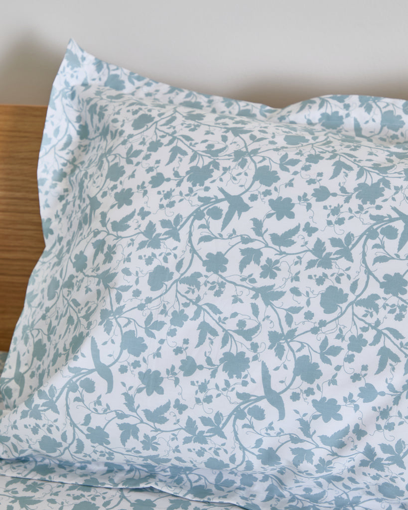 Introducing The Claire Collection – SS25 New Arrival
The Claire Collection Single Oxford Pillowcase adds a touch of refined sophistication to your bedding. Featuring a striking slate blue floral print, this 300-thread-count pillowcase is designed by Helen McAlinden. Crafted from 100% premium cotton in Portugal, it perfectly balances luxury, comfort, and style. Ideal for complementing your spring-summer décor, this pillowcase is the perfect finishing touch to your bed.