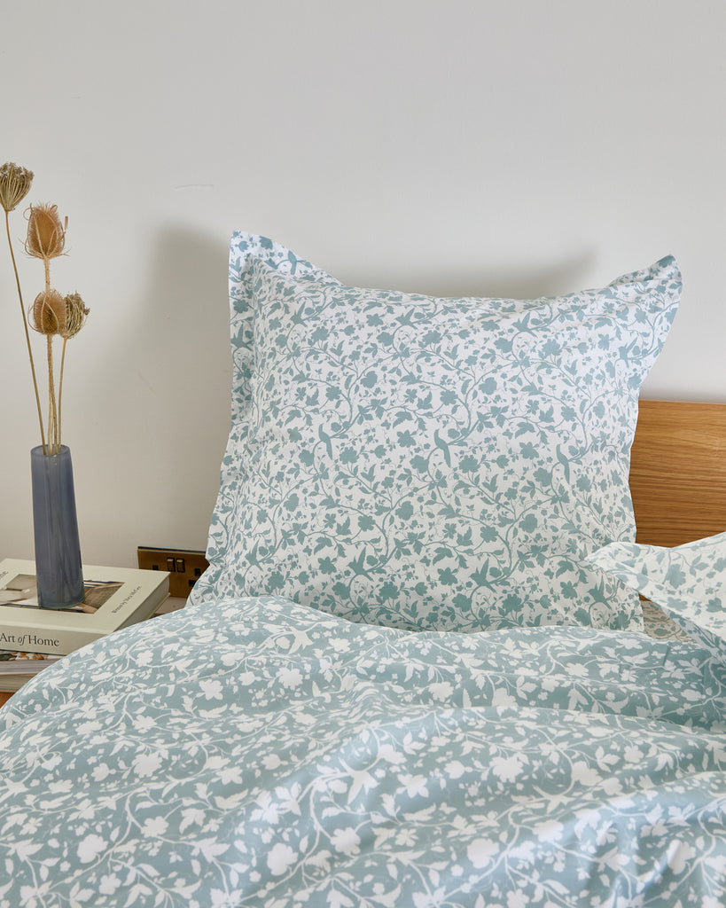 Discover The Claire Collection – SS25 New Arrival
Elevate your bedding with The Claire Collection Single Square Oxford Pillowcase. Showcasing a stunning slate blue floral design, this 300-thread-count pillowcase is a creation by renowned designer Helen McAlinden. Made from 100% premium cotton and expertly crafted in Portugal, it combines luxury, comfort, and timeless style. The perfect addition to your spring-summer décor, this pillowcase completes your bed with elegance and charm.

65x65cm