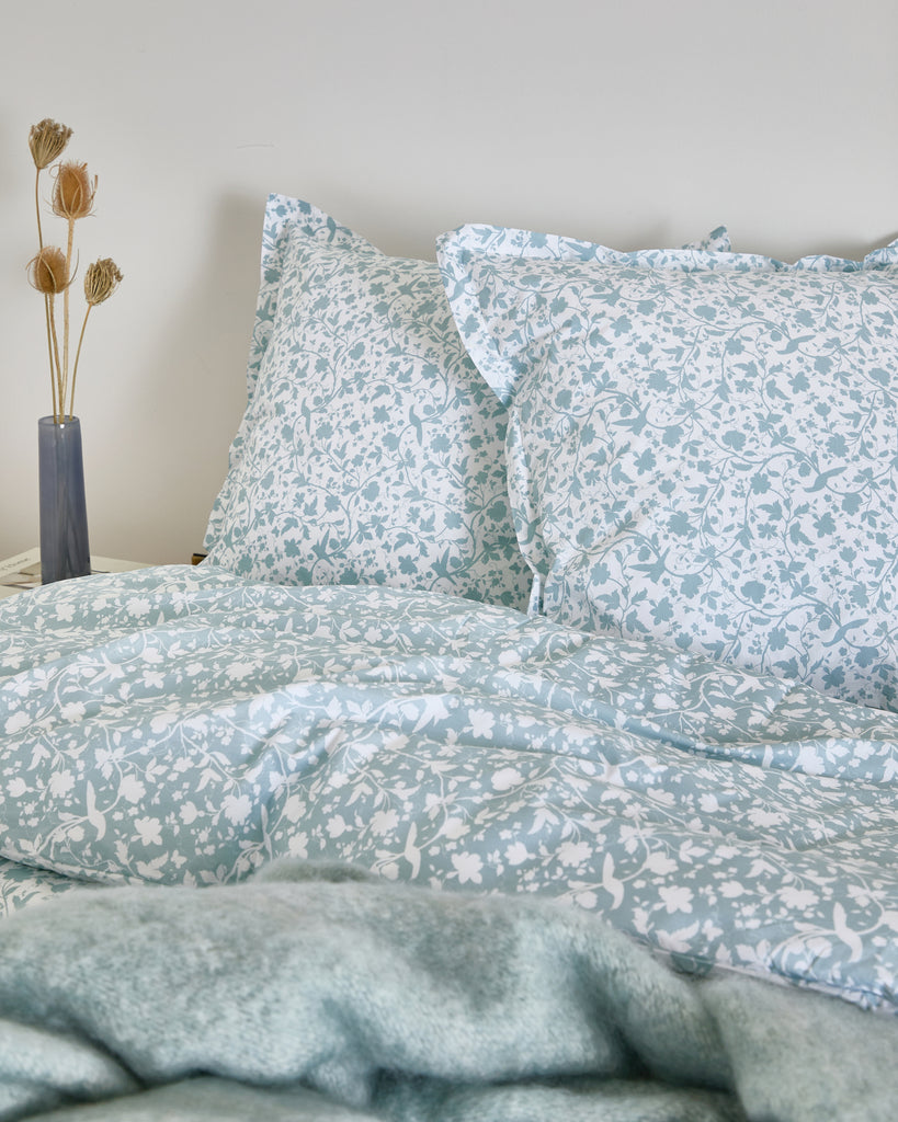 Discover The Claire Collection – SS25 New Arrival
Elevate your bedding with The Claire Collection Single Square Oxford Pillowcase. Showcasing a stunning slate blue floral design, this 300-thread-count pillowcase is a creation by renowned designer Helen McAlinden. Made from 100% premium cotton and expertly crafted in Portugal, it combines luxury, comfort, and timeless style. The perfect addition to your spring-summer décor, this pillowcase completes your bed with elegance and charm.

65x65cm