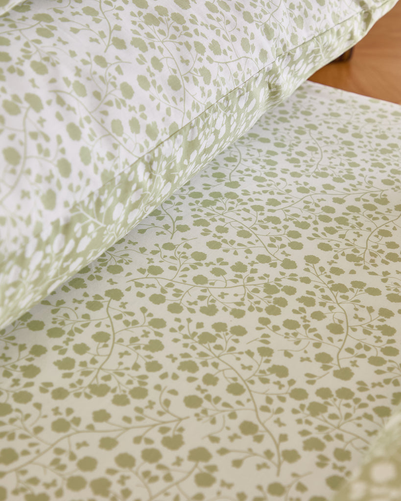 The Foxford Lucy Fitted Sheet in sage green combines elegance with everyday practicality. Designed as part of our SS25 Everyday Collection, this 180-thread count fitted sheet offers a soft, breathable finish for ultimate comfort. Featuring a deep pocket design, it ensures a snug and secure fit on various mattress depths. The serene sage green colour adds a soothing touch to your bedroom, complementing the Lucy Duvet Set or any bedding ensemble.&nbsp;