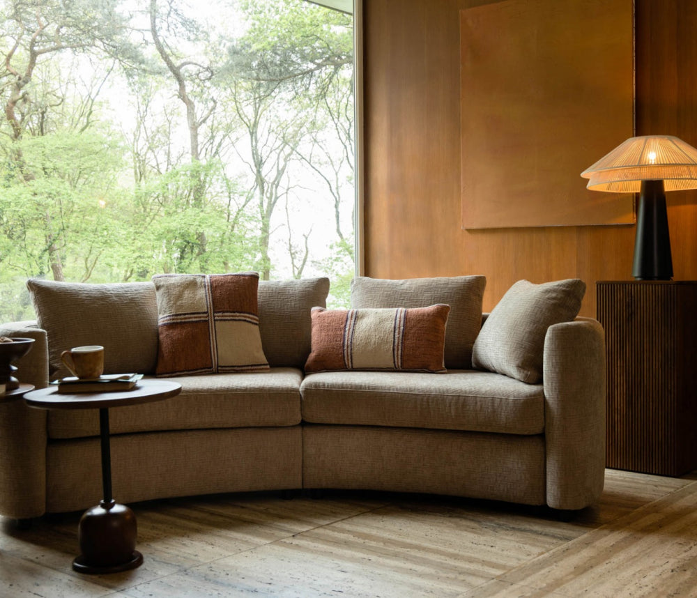 There is nothing like coming home to a house that makes you feel completely at home. Create a warm atmosphere with the Dutchbone Fernon. Thanks to its unique, organic shape, this special sofa at once fills the room with character. The sofa consists of two elements, which you slide together. The elements together form the shape of a half-moon. The back of the sofa is curved and turns into armrests, which seem to curl inwards. This creates soft shapes, giving the sofa an inviting character. The sofa comes wit