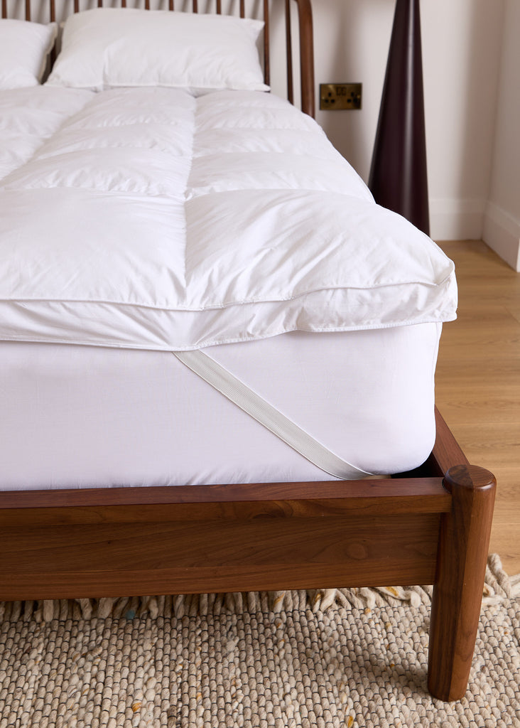 Upgrade your sleep with the Foxford Clusterfil Mattress Topper, expertly made in County Mayo. With a 100% cambric cotton cover and 100% Clusterfil filling, this high-quality topper provides unbeatable comfort and a generous 5cm thickness. The unique cassette design allows for even distribution, and elastic corner straps accommodate different mattress sizes for a perfect fit.