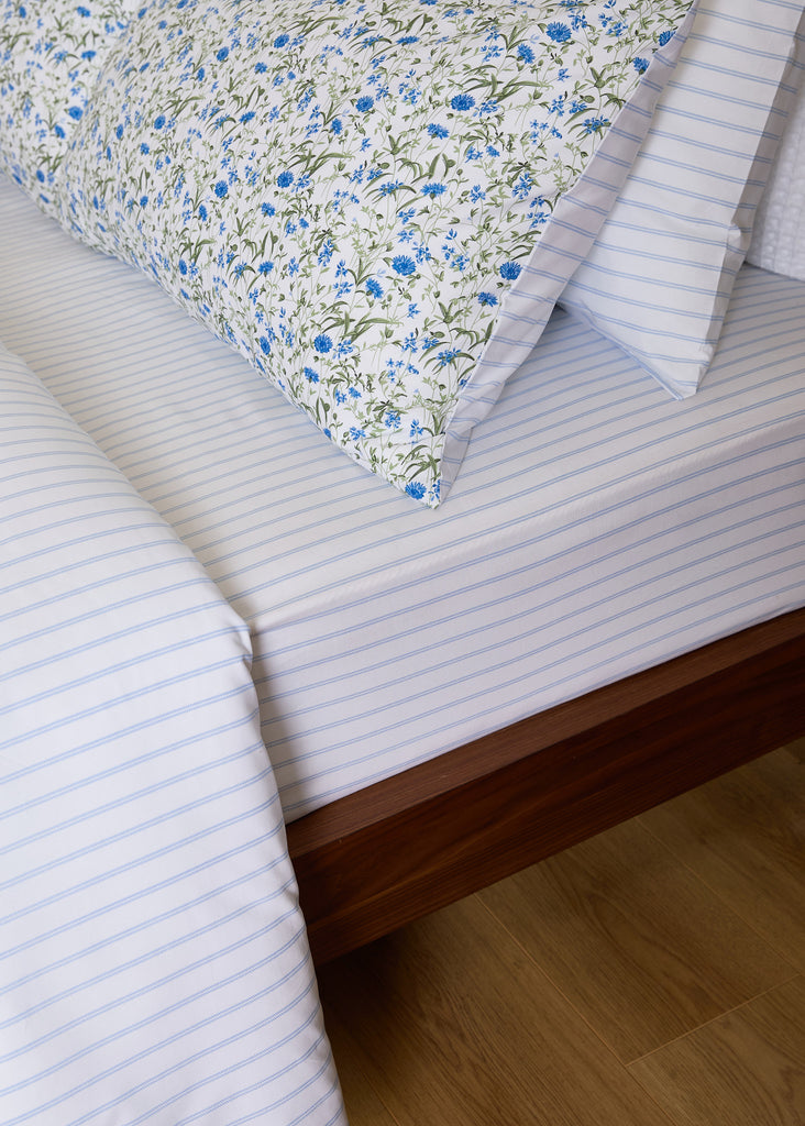 This luxurious fitted sheet is made from 180-thread-count combed cotton in Portugal, perfectly matching the cornflower duvet set. The calming, repeating ticking pattern adds a touch of summer to your bedding collection. With a deep pocket of 40cm, this high-quality sheet ensures a comfortable and smooth sleeping experience.