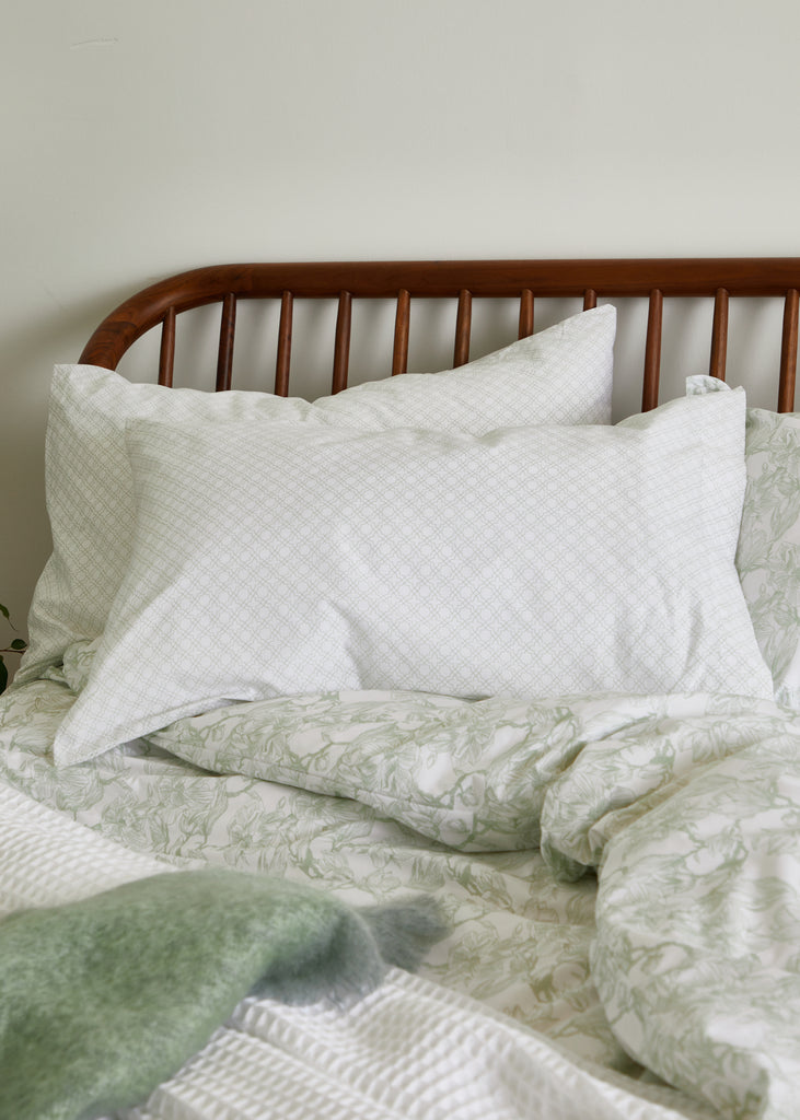 Introduce the exceptional cosiness of the Foxford Sage Trellis Pillowcase Set. Crafted with premium 300-thread-count material, this bedding features an elegant trellis pattern in a gentle green-and-white colour scheme. Built for longevity and warmth, it offers a snug slumber experience—a pair of pillowcases.&nbsp;