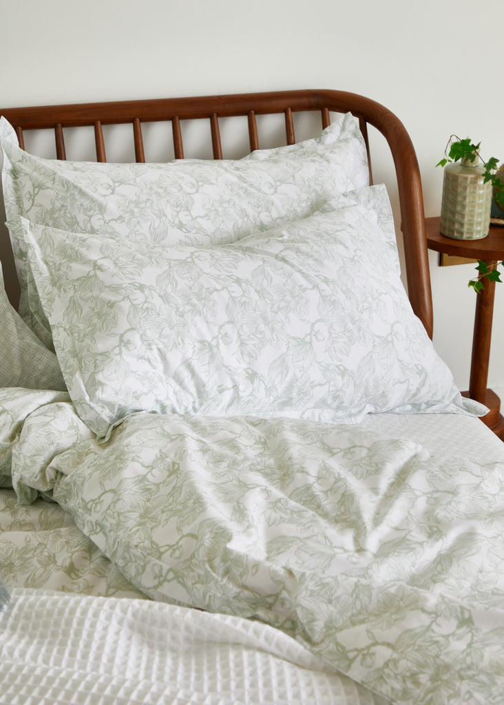 The Foxford Sage Magnolia Oxford Pillowcase is made from 100% cotton and boasts a calming magnolia pattern that adds sophistication to any room. Its plush material guarantees a cosy and rejuvenating night's rest.