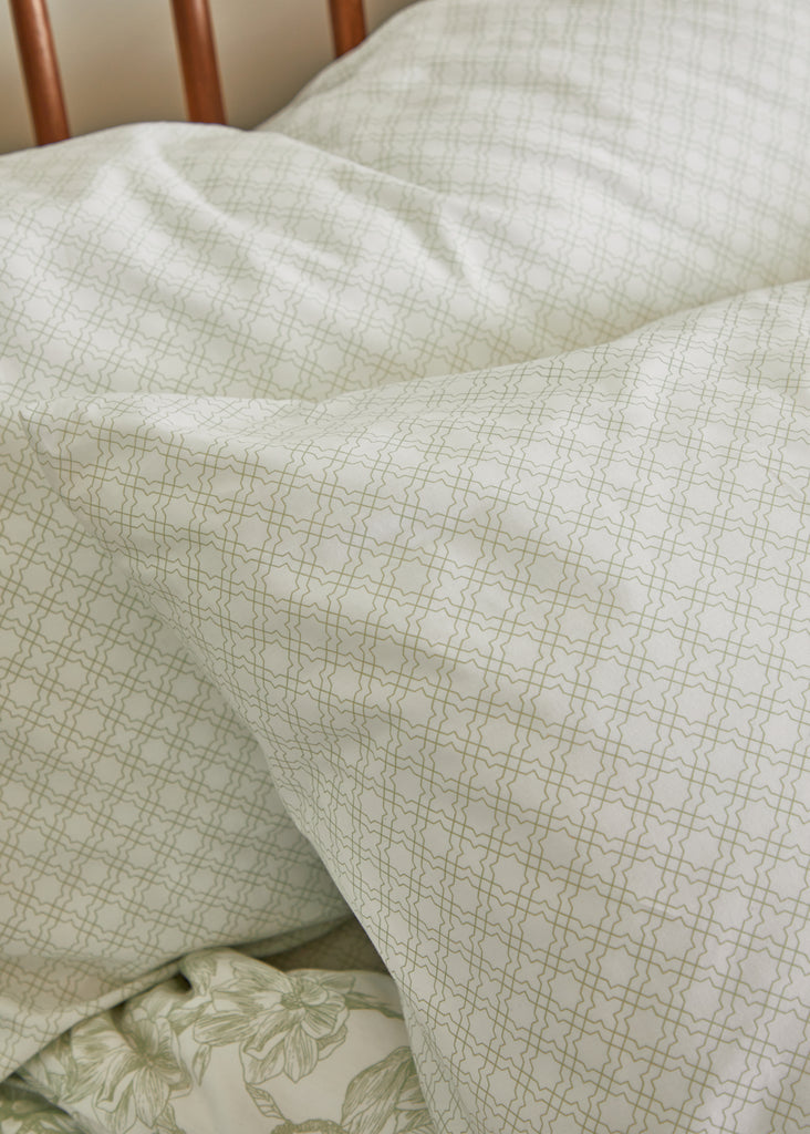 Introduce the exceptional cosiness of the Foxford Sage Trellis Pillowcase Set. Crafted with premium 300-thread-count material, this bedding features an elegant trellis pattern in a gentle green-and-white colour scheme. Built for longevity and warmth, it offers a snug slumber experience—a pair of pillowcases.&nbsp;