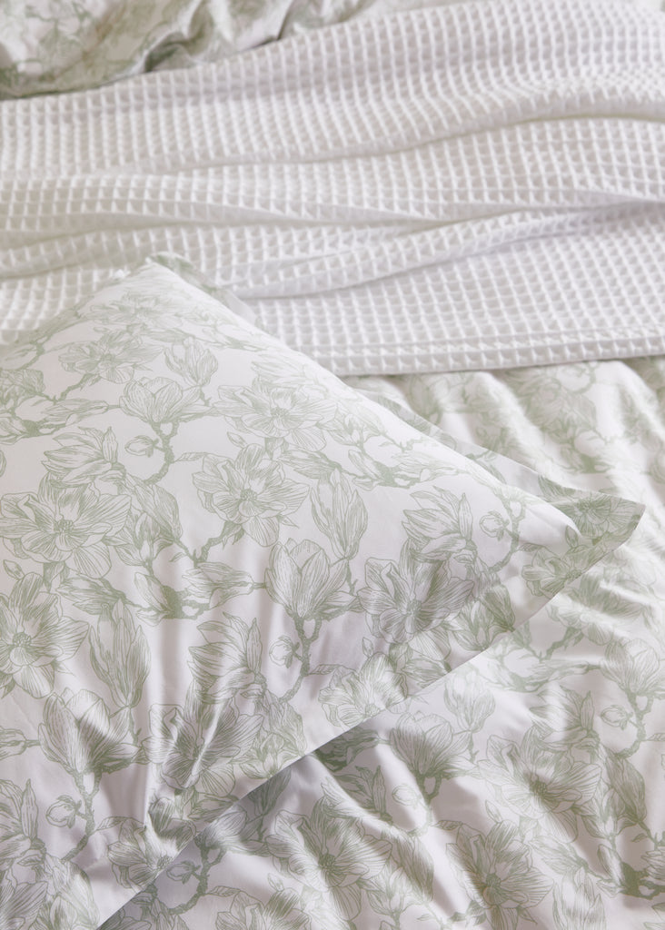 The Foxford Sage Magnolia Oxford Pillowcase is made from 100% cotton and boasts a calming magnolia pattern that adds sophistication to any room. Its plush material guarantees a cosy and rejuvenating night's rest.