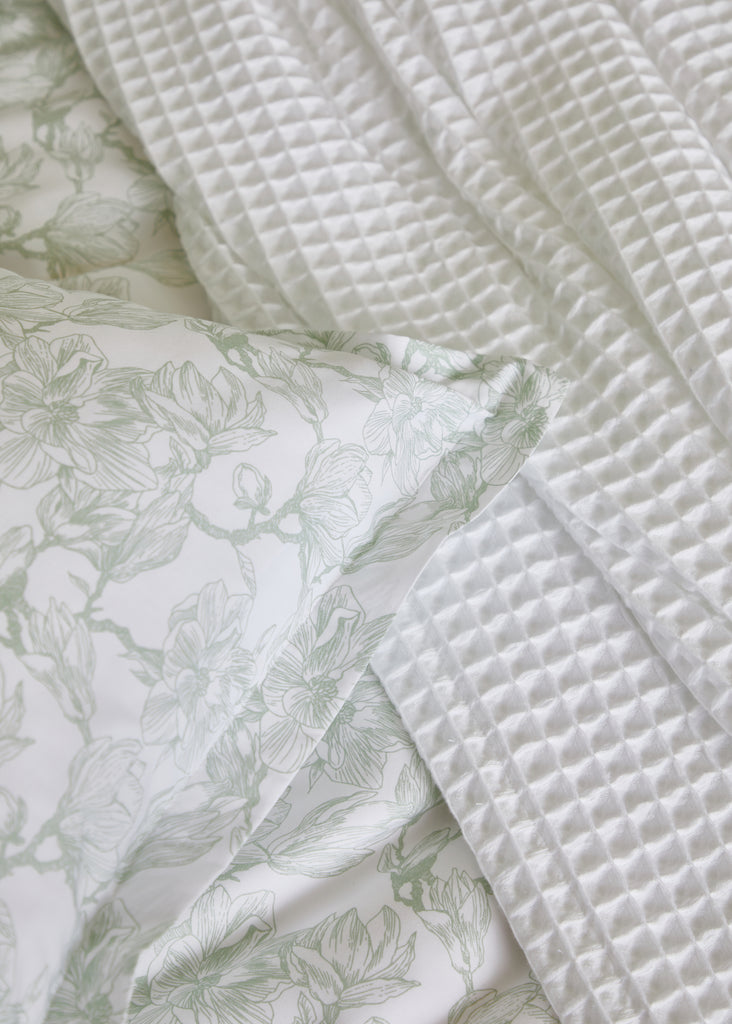 The Foxford Sage Magnolia Oxford Pillowcase is made from 100% cotton and boasts a calming magnolia pattern that adds sophistication to any room. Its plush material guarantees a cosy and rejuvenating night's rest.