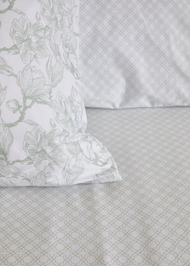 Discover the luxurious comfort of the Foxford Sage Trellis Fitted Sheet. Made with high-quality 300-thread-count fabric, this bedding boasts a beautiful trellis design in soft green and white. Designed for durability and warmth, it provides a cosy sleeping experience. The deep pocket of 40cm ensures a secure fit.