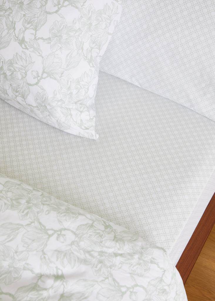 Discover the luxurious comfort of the Foxford Sage Trellis Fitted Sheet. Made with high-quality 300-thread-count fabric, this bedding boasts a beautiful trellis design in soft green and white. Designed for durability and warmth, it provides a cosy sleeping experience. The deep pocket of 40cm ensures a secure fit.