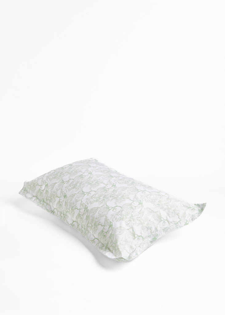 The Foxford Sage Magnolia Oxford Pillowcase is made from 100% cotton and boasts a calming magnolia pattern that adds sophistication to any room. Its plush material guarantees a cosy and rejuvenating night's rest.