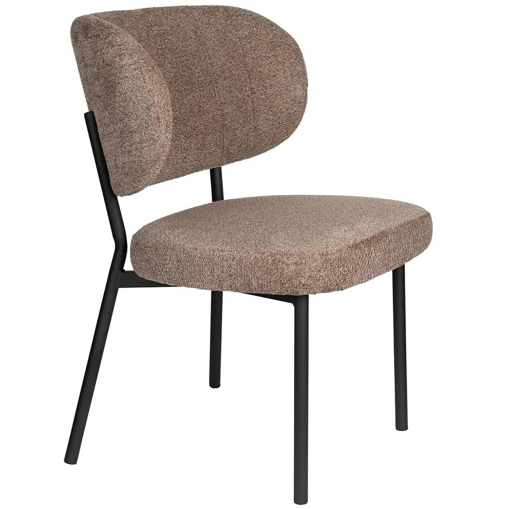 The Leona chair combines comfort and style. Its body-hugging backrest invites you to relax. Crafted with a sleek black metal frame and a soft blended fabric, it exudes sophistication. The elegant decorative stitching on the backrest adds a touch of refinement to this remarkable seating experience.&nbsp;