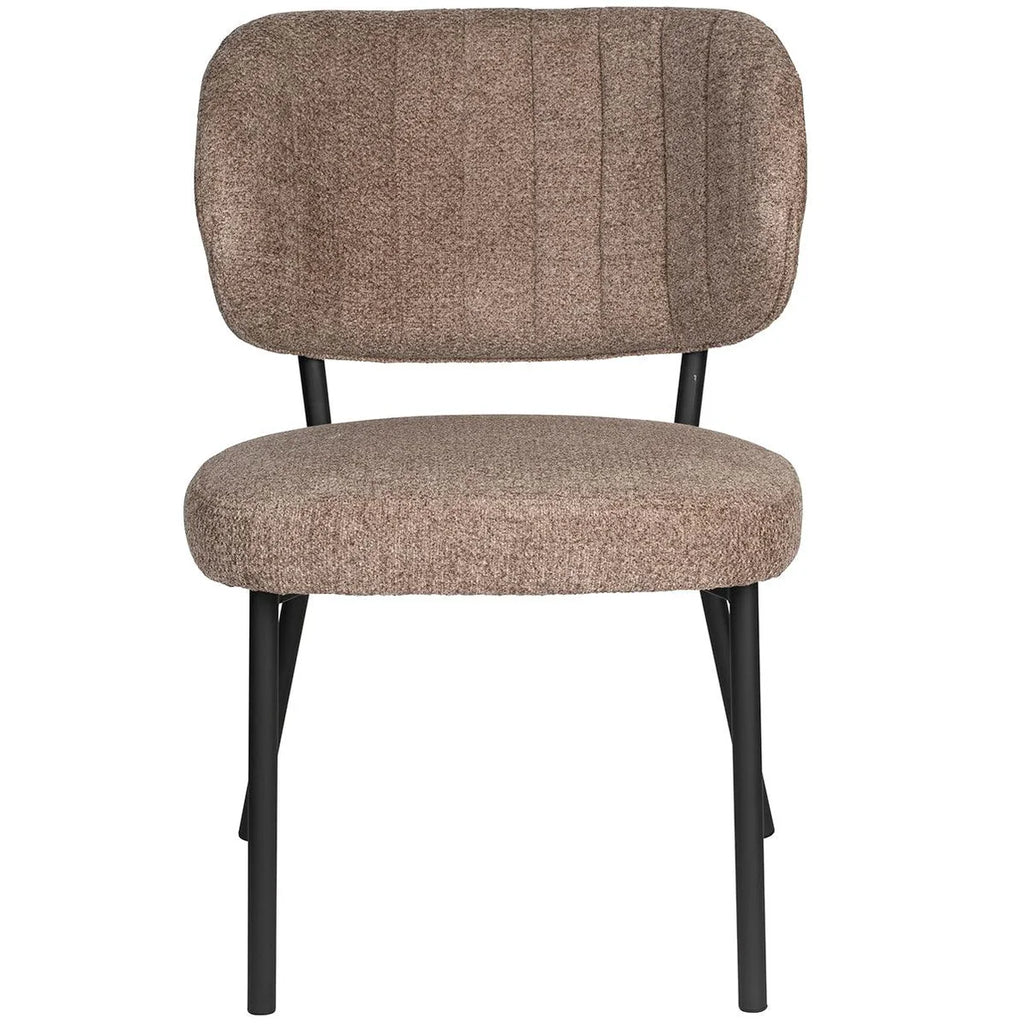 The Leona chair combines comfort and style. Its body-hugging backrest invites you to relax. Crafted with a sleek black metal frame and a soft blended fabric, it exudes sophistication. The elegant decorative stitching on the backrest adds a touch of refinement to this remarkable seating experience.&nbsp;