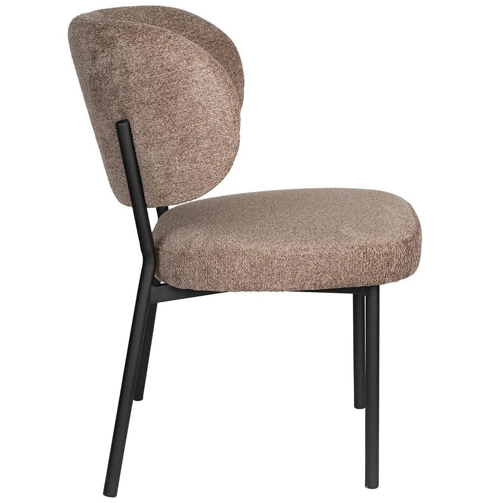 The Leona chair combines comfort and style. Its body-hugging backrest invites you to relax. Crafted with a sleek black metal frame and a soft blended fabric, it exudes sophistication. The elegant decorative stitching on the backrest adds a touch of refinement to this remarkable seating experience.&nbsp;