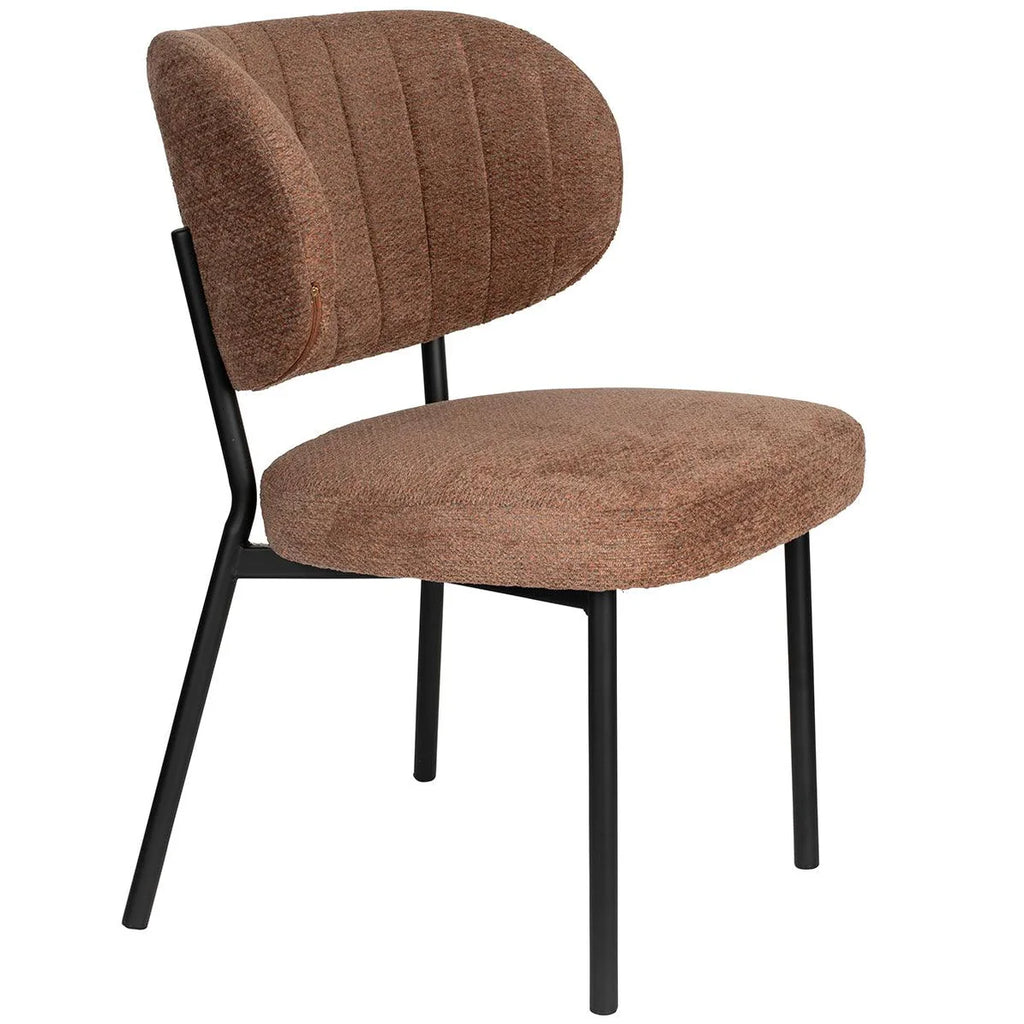 The Leona chair combines comfort and style. Its body-hugging backrest invites you to relax. Crafted with a sleek black metal frame and a soft blended fabric, it exudes sophistication. The elegant decorative stitching on the backrest adds a touch of refinement to this remarkable seating experience.&nbsp;