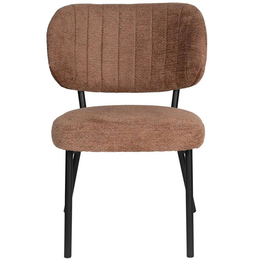 The Leona chair combines comfort and style. Its body-hugging backrest invites you to relax. Crafted with a sleek black metal frame and a soft blended fabric, it exudes sophistication. The elegant decorative stitching on the backrest adds a touch of refinement to this remarkable seating experience.&nbsp;