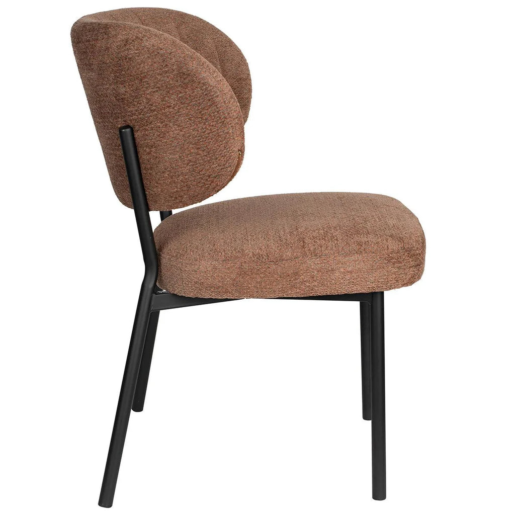 The Leona chair combines comfort and style. Its body-hugging backrest invites you to relax. Crafted with a sleek black metal frame and a soft blended fabric, it exudes sophistication. The elegant decorative stitching on the backrest adds a touch of refinement to this remarkable seating experience.&nbsp;