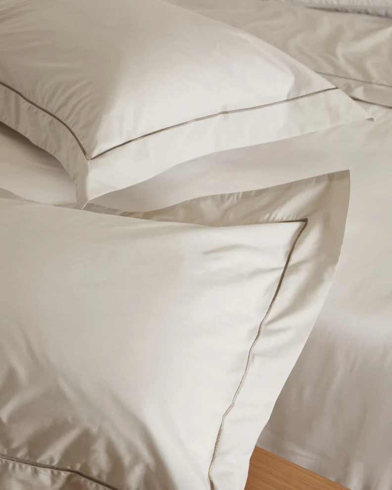 FOXFORD&nbsp;Nacre Oxford Pillowcase&nbsp;with Nacre Rolenio is Woven in 300 thread count cotton percale, a super smooth and crisp fabric that will stand the test of time.