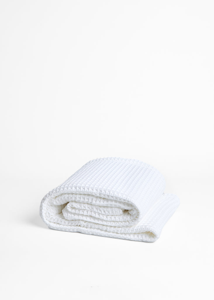 The White Honeycomb Throw is a must-have addition to your bed linen collection. Each throw is crafted with 100% cotton, providing a luxurious softness and textured warmth. Its generous size of 250 X 260CM adds the perfect finishing touch to your bedding.