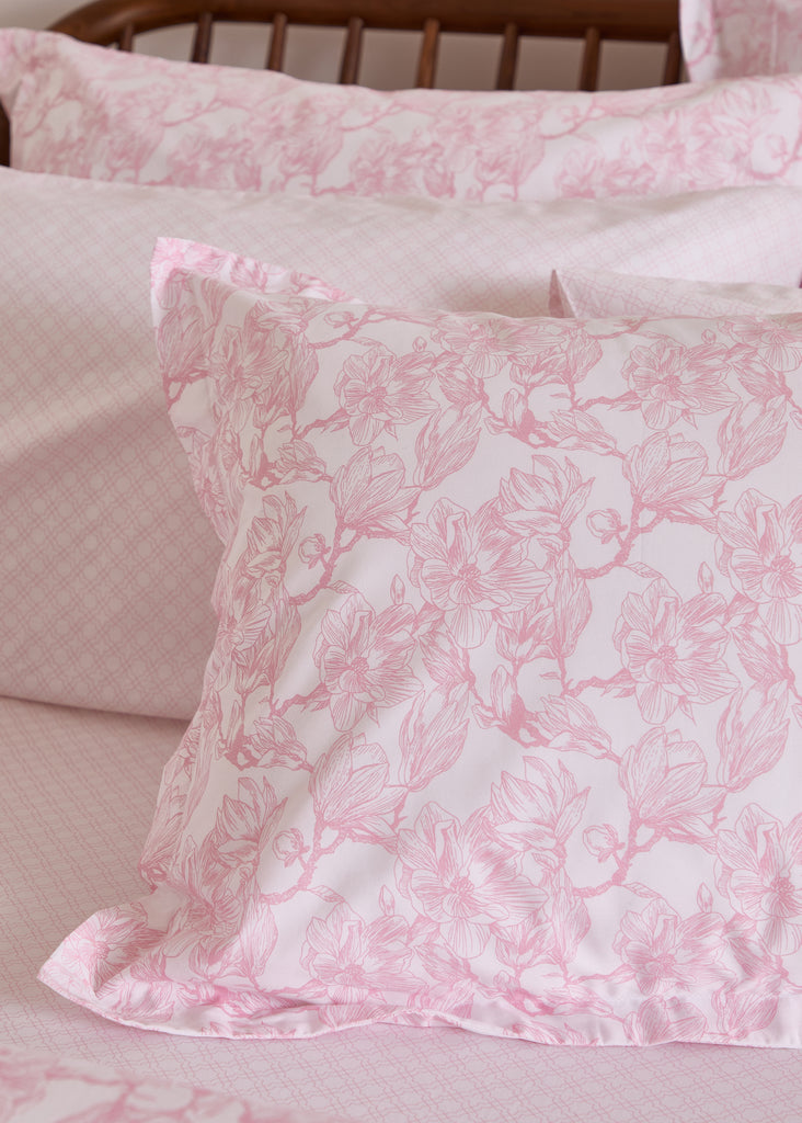 The Foxford Pink Magnolia Oxford Pillowcase is made from 100% cotton and boasts a calming magnolia pattern that adds sophistication to any room. Its plush material guarantees a cosy and rejuvenating night's rest.