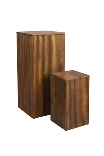 Whether there is a lot of green in your home or not, there is always a place in your home for the Dutchbone Ribble. This unique plant stand has many different uses. The stand comes in two sizes and is made of ribbed mango wood in a warm walnut colour. This, at once, fills the room with a warm ambience. There is a lid on top of the stand under which there is space for a plant. Leaving the lid on? Then the stand can also be used as a side table. With a pretty table lamp or accessories on it, for example.&nbsp